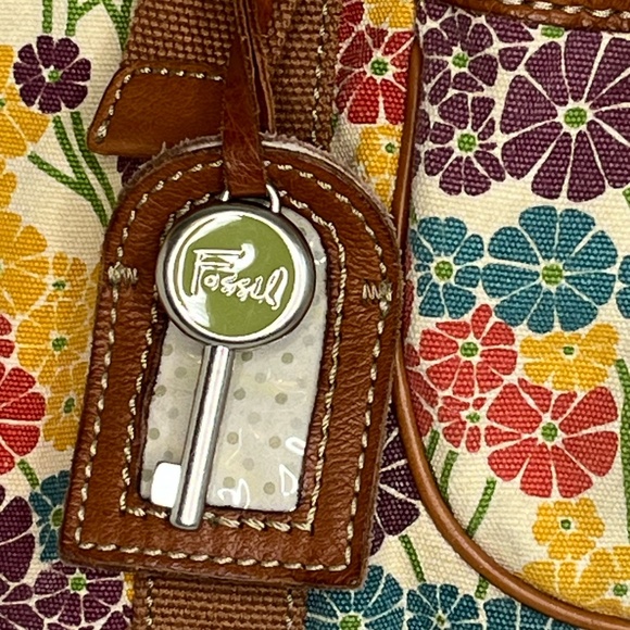 Fossil Travel Bag Floral Design - Picture 3 of 6